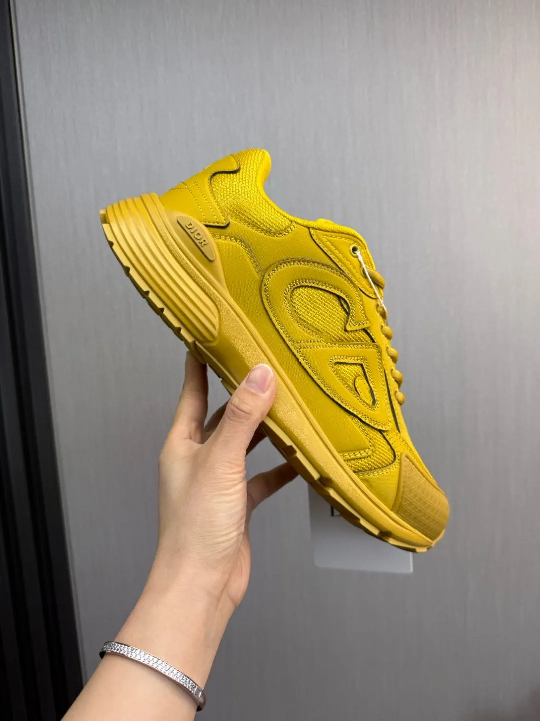 Men's men's shoes 💰740💰 D family Dior ~ New B30 couple 👫 low-top sneakers, the highest version on the market ✅ carefully made of gray mesh fabric and white technical fabric, decorated with reflective "CD30" graphic logo, and "DIO ~ B30" and "CD30" logos on the heel and tongue. An extra-light, sculpted rubber sole with signature accents adds style, while internal stretch details create ideal comfort. It can be matched with various casual styles to show the fashionable and modern sports style〰️ Size: 35-40 (customized at 40 for women) 39-45 (customized at 38.45 for men)